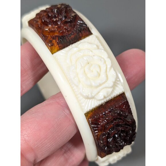 Vintage Sarah Coventry Rose Lucite Bangle Bracelet Faux Amber Cream 8.5" - Picture 7 of 13